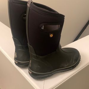Boys BOGS boots size 2